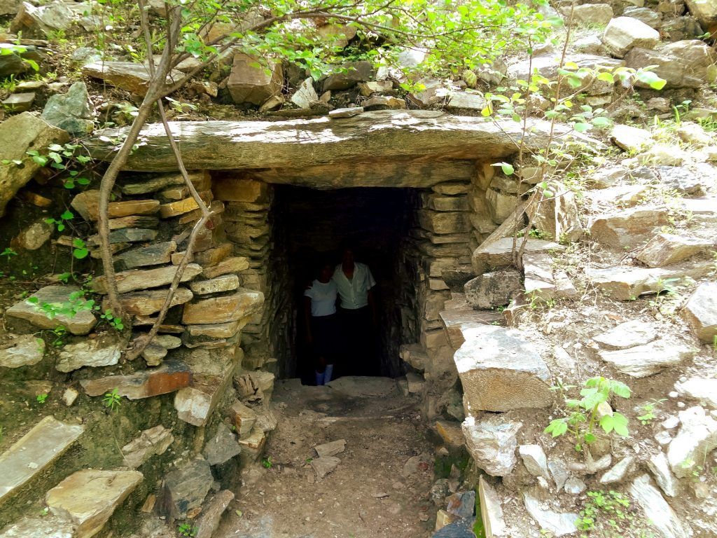 Acceso a una cámara en las ruinas del Guaytán