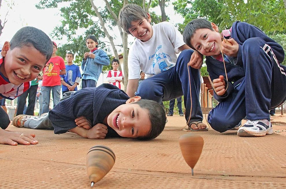 Niños jugando al trompo