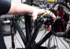 Cómo cambiar la rueda trasera de la bicicleta