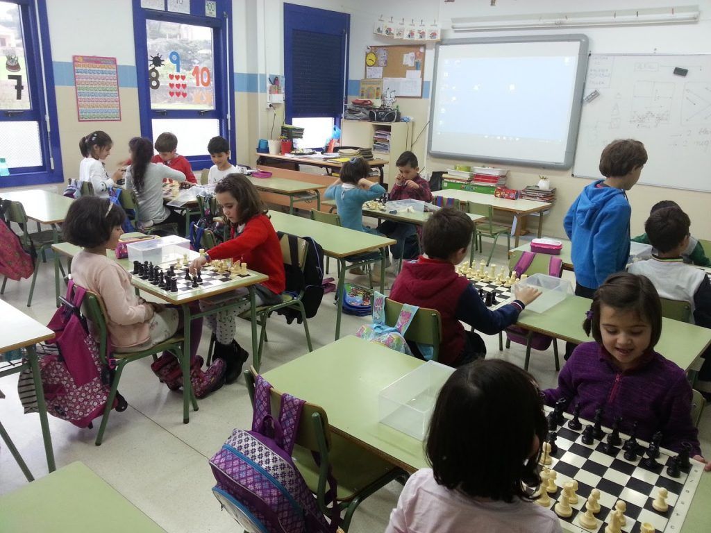 Ajedrez en un aula del CEIP San Benito de Lérez