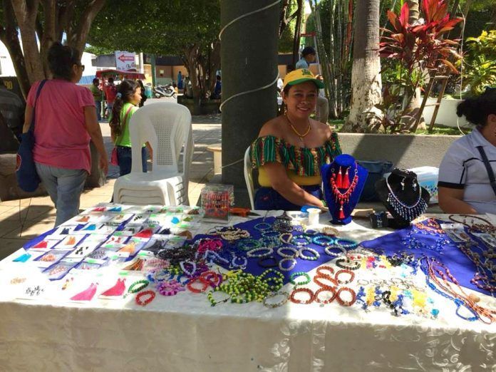 Productos de bisutería expuestos en la I Feria Inclusiva de Emprendimiento de Guastatoya 2018