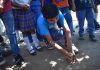 El juego de las canicas o cincos en la Escuela de Magdalena – Guatemala Juegos en el patio del colegio