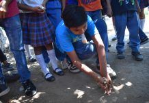 El juego de las canicas o cincos en la Escuela de Magdalena – Guatemala Juegos en el patio del colegio