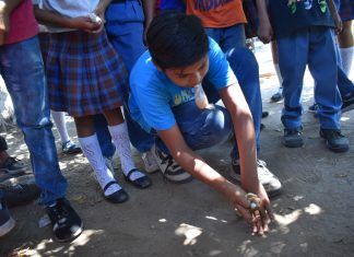 El juego de las canicas o cincos en la Escuela de Magdalena – Guatemala Juegos en el patio del colegio