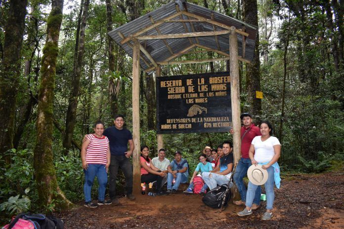 Expedición InfantiaN bajo el cartel de Reserva de la Biosfera en la Peña del Ángel