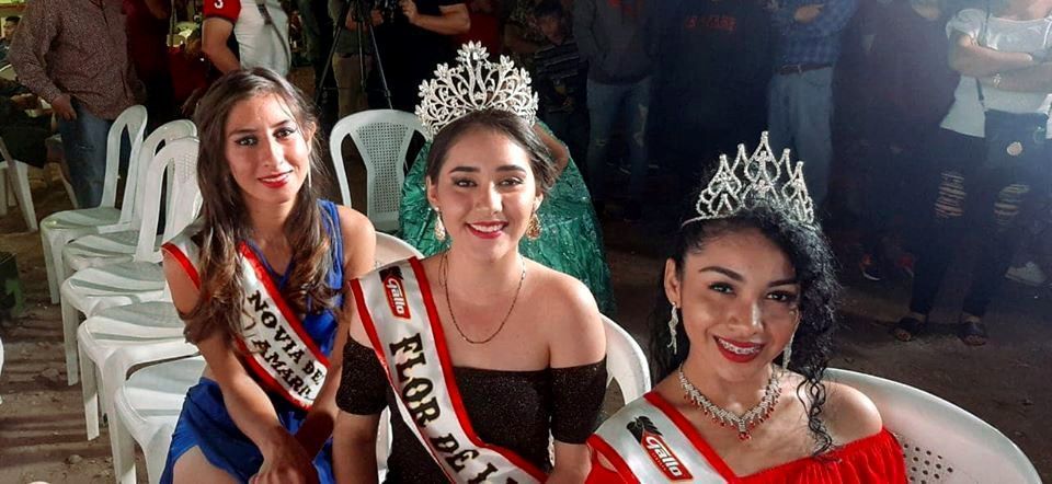 Jóvenes distinguidas en la elección Flor de la Feria