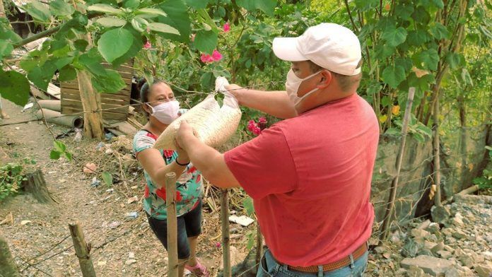 Alcalde de San Cristóbal Acasaguastlán repartiendo víveres