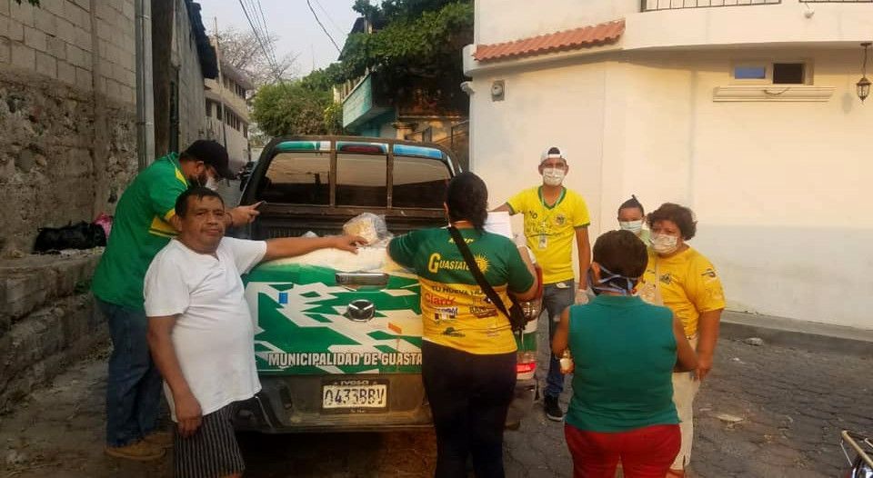 Reparto de víveres en Guastatoya