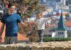 Los niños en España podrán salir una hora al día con un adulto Papa con su hija