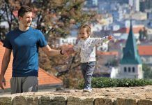 Los niños en España podrán salir una hora al día con un adulto Papa con su hija