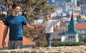 Los niños en España podrán salir una hora al día con un adulto Papa con su hija