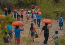 El brazo tendido de la solidaridad en los pueblos del Motagua Familias proteando víveres en Gualán