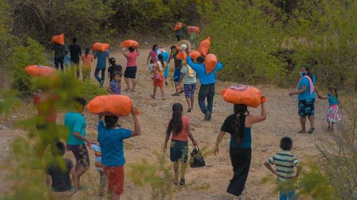 Familias proteando víveres en Gualán