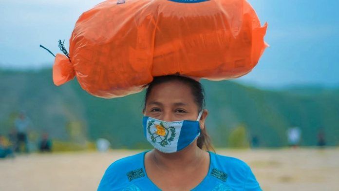 Viveres_en_gualan_mujer2 Contener el Covid-19 sin escudo de millones