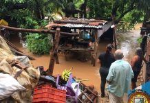 Esperando a Amanda en mi casita de láminas en la orilla del río Vivienda inundada en Estanzuela