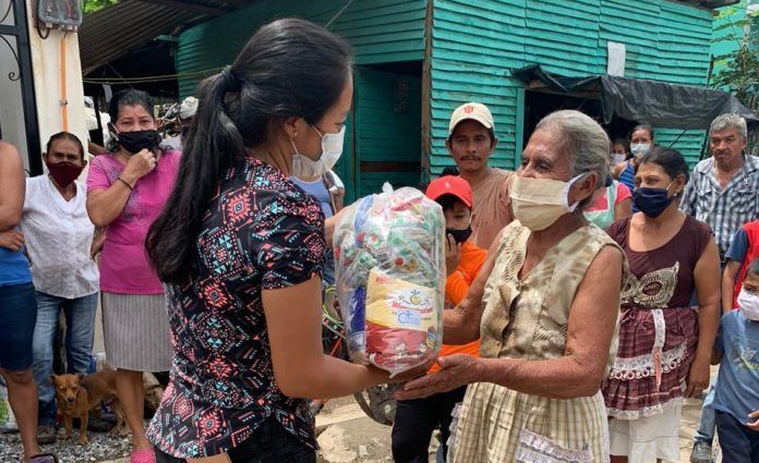 Entrega de 1 de las 200 bolsas de víveres