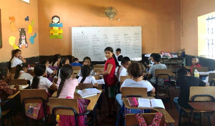 Escuela en la plaza pública