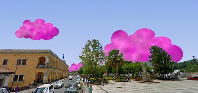 Nubes color violeta sobre el cielo de Cobán