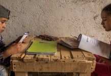 Niños perdidos en el laberinto del telestudio por lotes Telestudio e improvisación de la escuela en casa