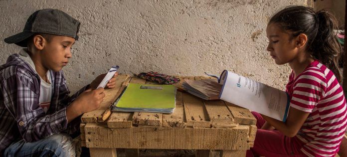 Telestudio e improvisación de la escuela en casa