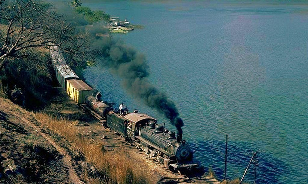 Ferrocarril Central, bordeando  el lago Amatitlán