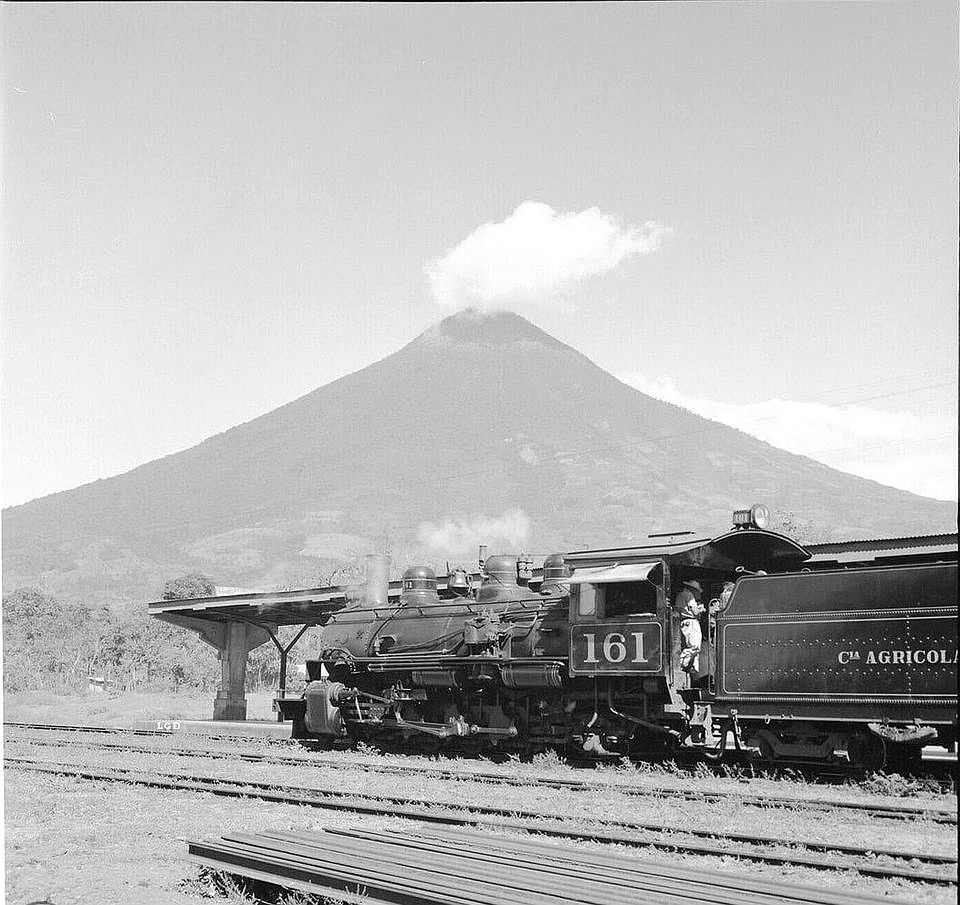 Imágenes icónicas del ferrocarril y el volcán