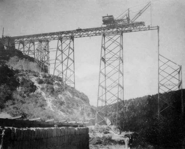 Construcción del viaducto sobre el río Las Vacas