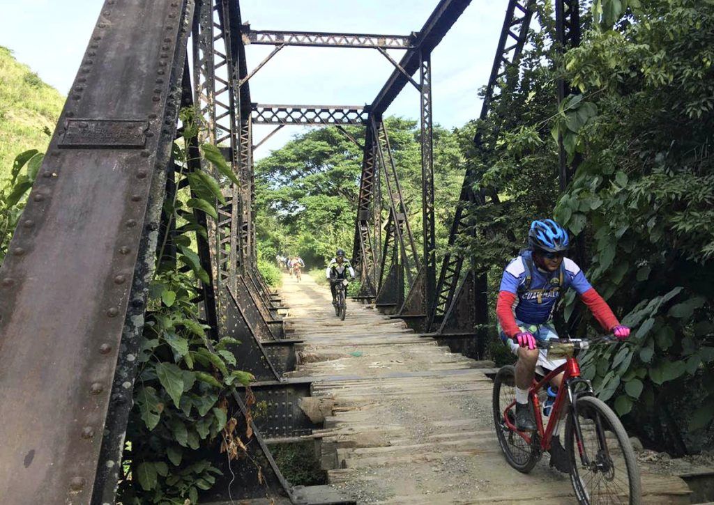 Ciclistas en la vía sin uso en Agua Caliente