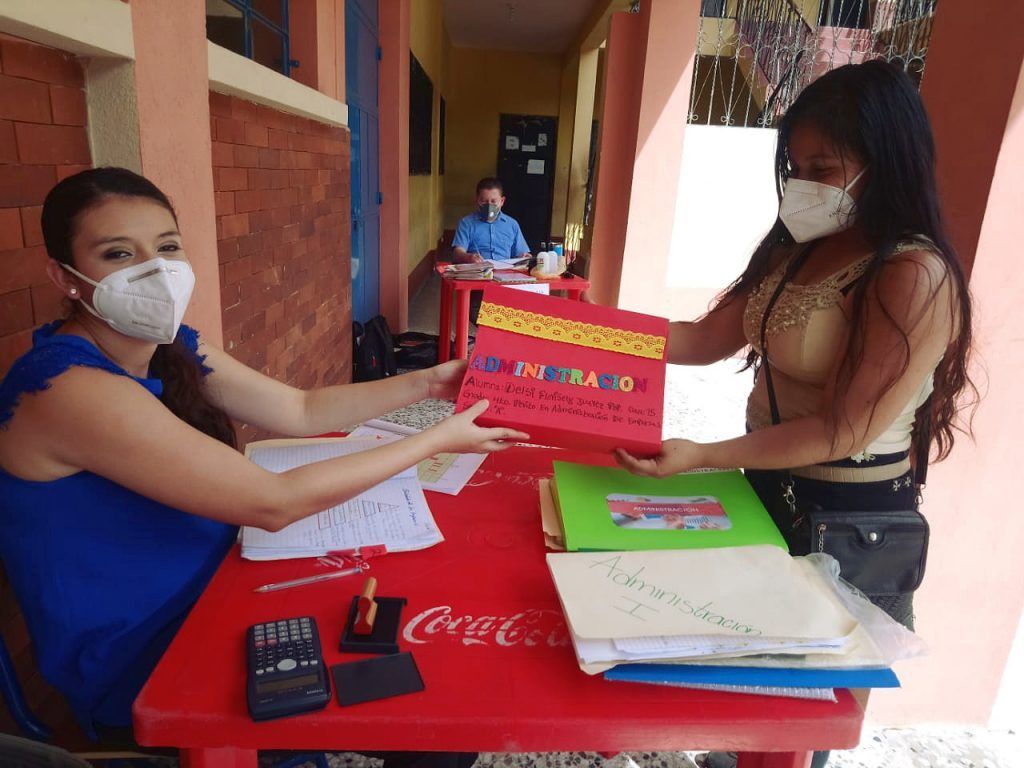 Entrega de trabajos de fin de curso