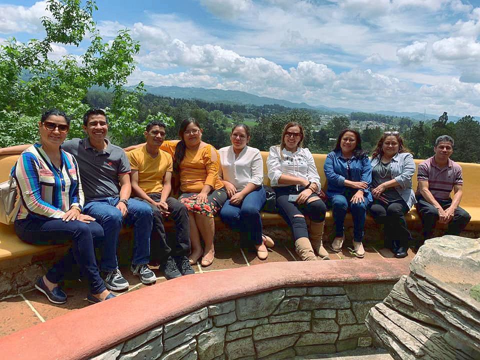 Un grupo que comparte trabajo y tiempo libre