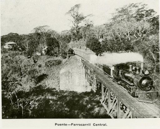 Ferrocarril Central cruzando un puente