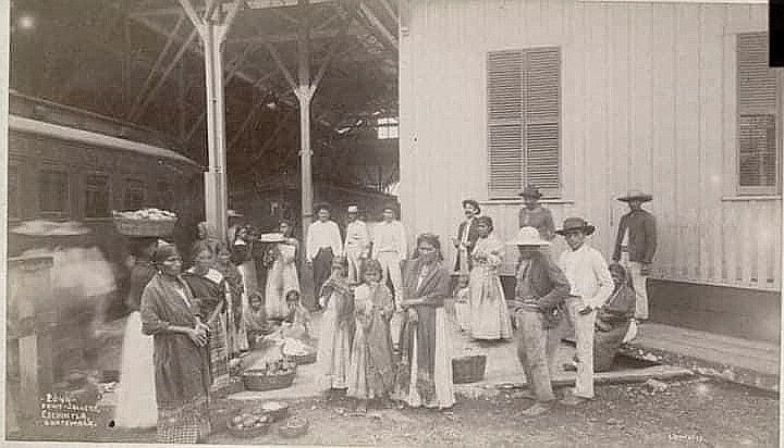 Pasajeros y vendedores en el Ferrocarril de Guatemala