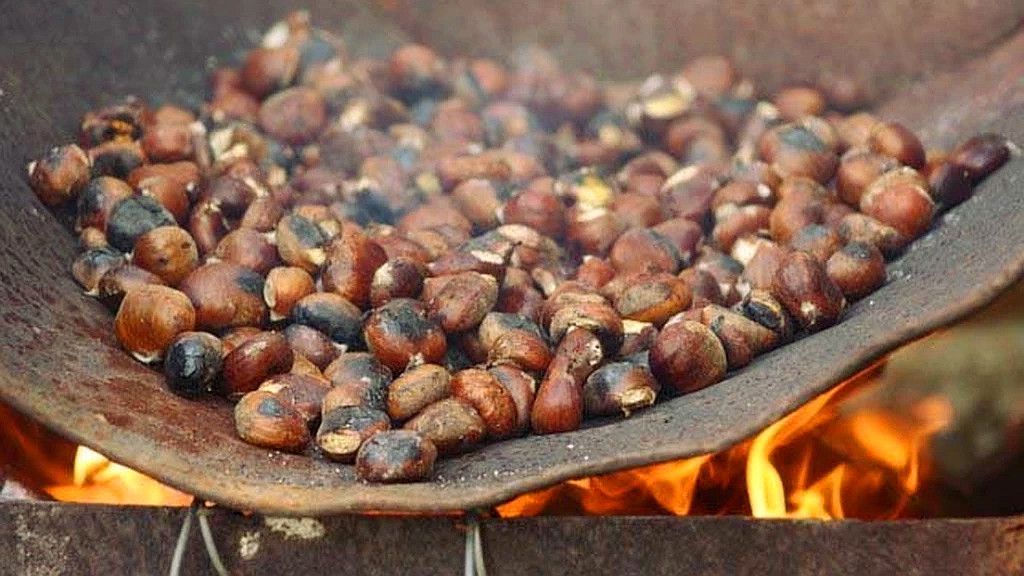 La castaña asada, típica del los magostos