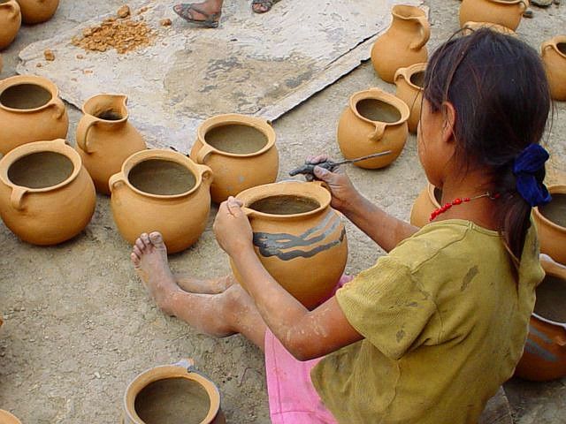 Trabajos de alfarería en Rabinal