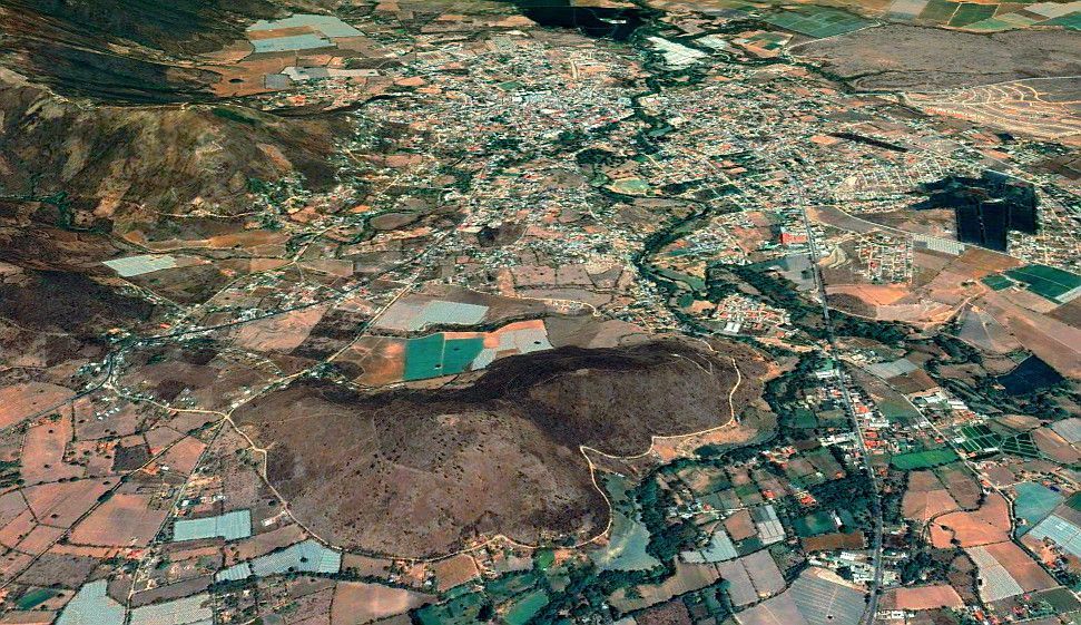Parque Nacional Los Cerritos con la ciudad de Salamá al fondo