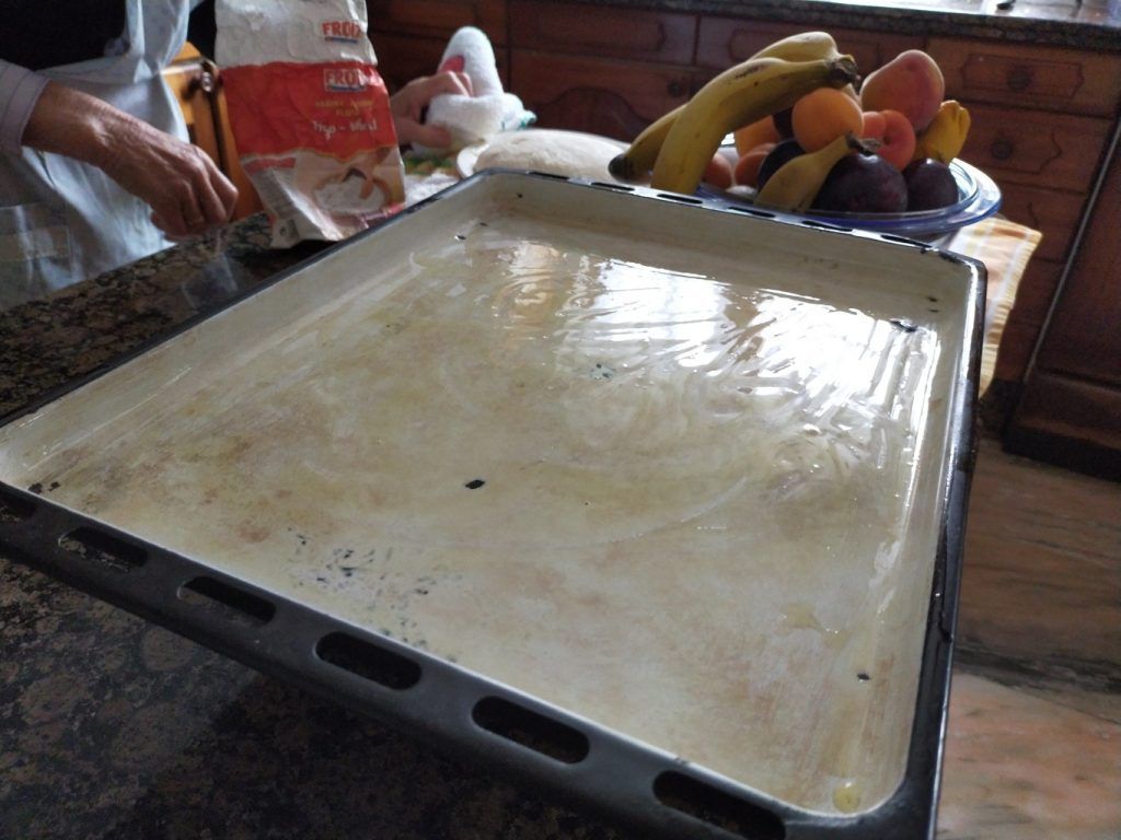 Impregnar la bandeja con aceite