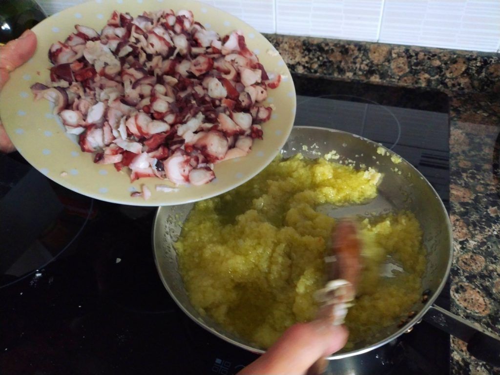 Añadir el pulpo a la sartén
