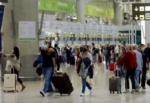 Desventuras de una joven emigrante hacia Europa Pasajeros en interior de aeropuerto