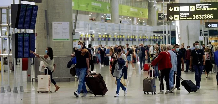 Pasajeros en interior de aeropuerto
