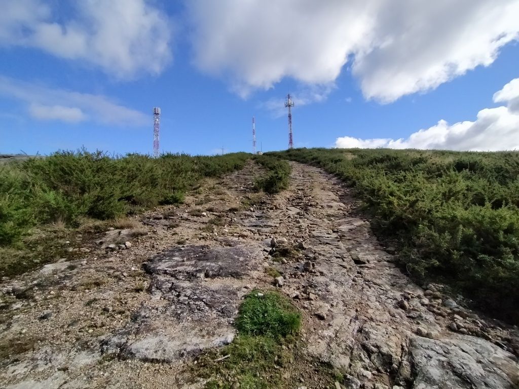 Las antenas marcan la cima del Alto da Penarada