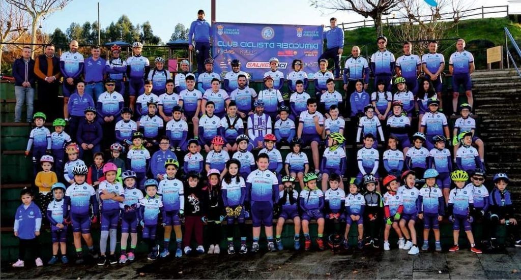 Jóvenes ciclistas del C. C. Ribadumia