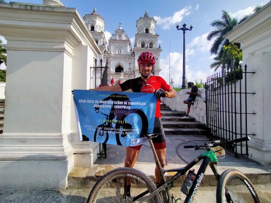 Brandán en la escalinata de la Basíliica del Señor de Esquipulas