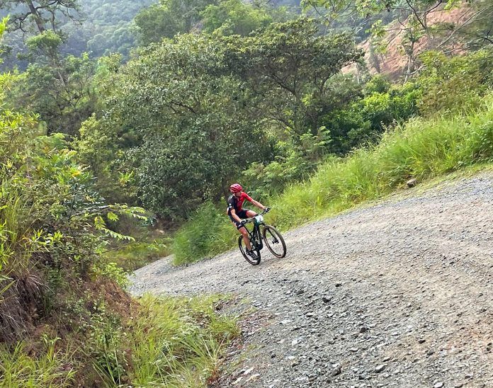 Brandán en las duras rampas de la subida a la Sierra de las Minas