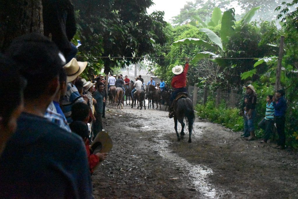 Carrera de las cintas en la Feria del Rosario (El Cimiento, San Agustín Acasaguastlán)