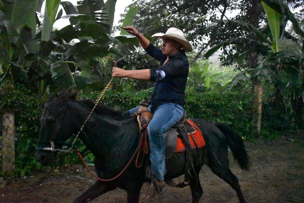 Jinete en la carrera de cintas de la Feria del Rosario en El Cimiento
