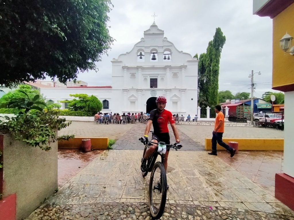 Una foto ante la fachada de la iglesia de San Agustín Acaasguastlán,