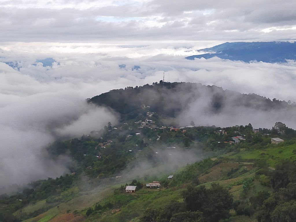 En la ruta a Esquipulas, rodando por encima de las nubes