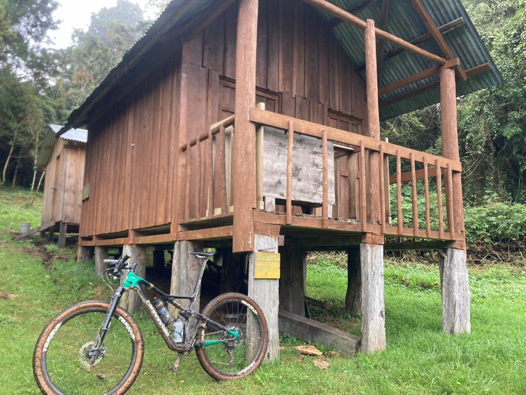 Zona de las cabañas en la Sierra de las Minas y la bicicleta de Brandán Márquezz