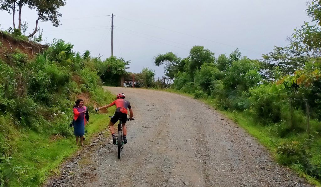 Sobre la marcha, un detalle con los vecinos de la zona