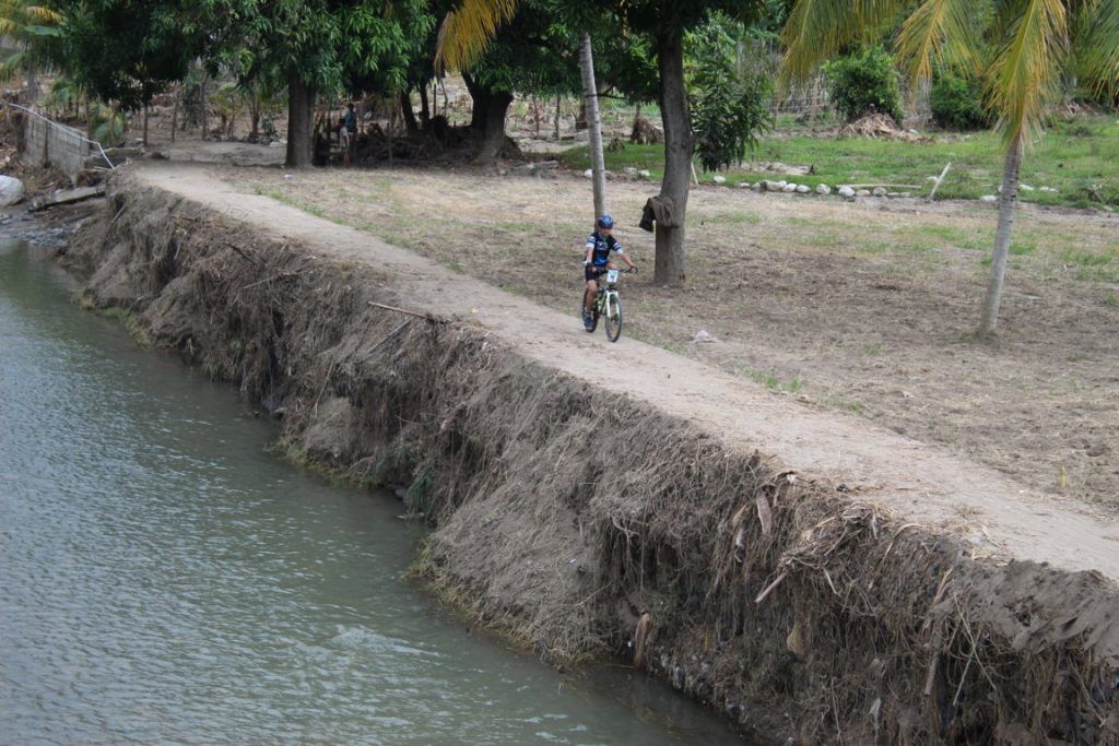 Participante al lado del río en el circuito largo
